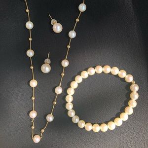 Akoya pearl sets in 18K yellow gold.